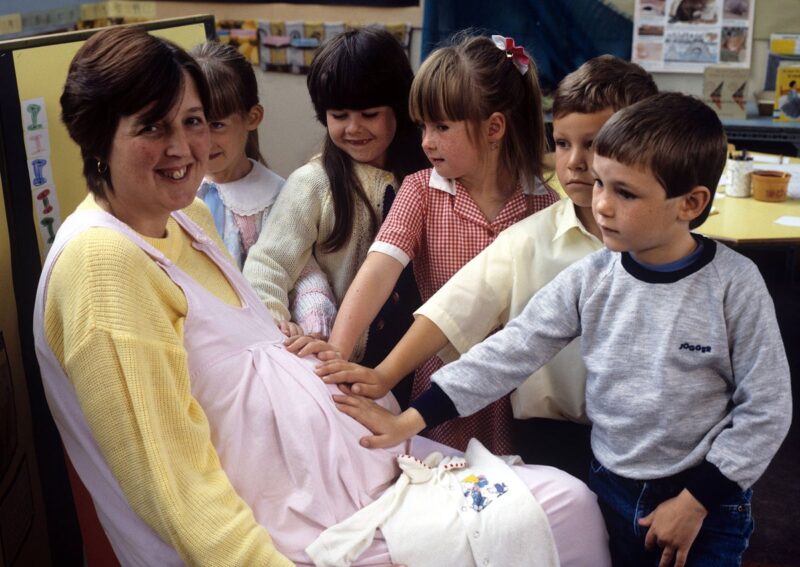 کودکان در حال آموزش در مورد تولد نوزاد
