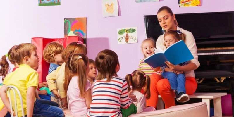 معلم برای بچه ها کتاب می خواند