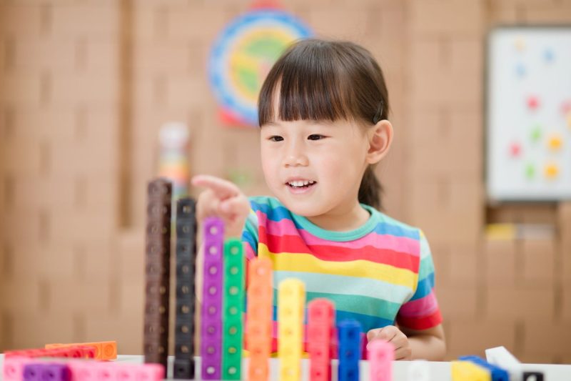 کودک در حال بازی ریاضی