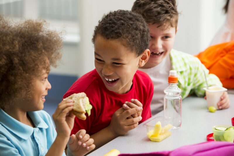 کودکان در حال غذا خوردن در مدرسه