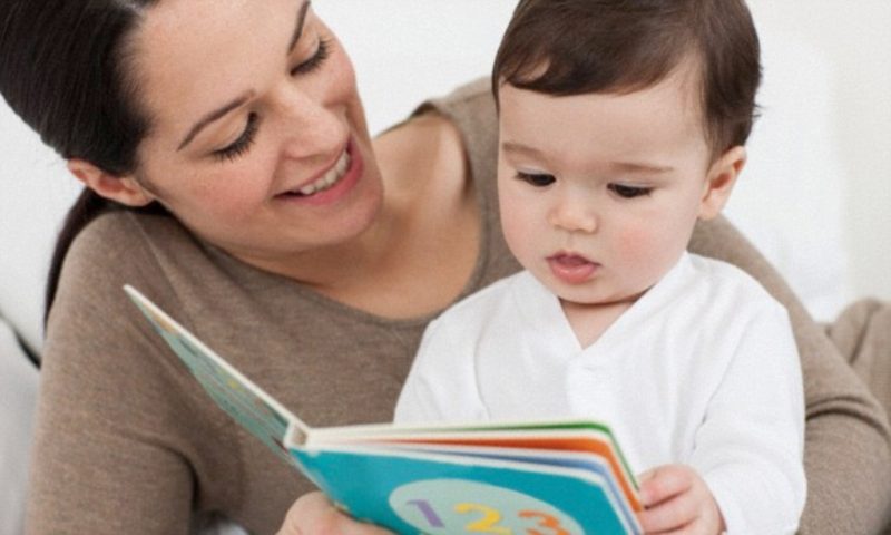 مادر و کودک در حال کتاب خواندن