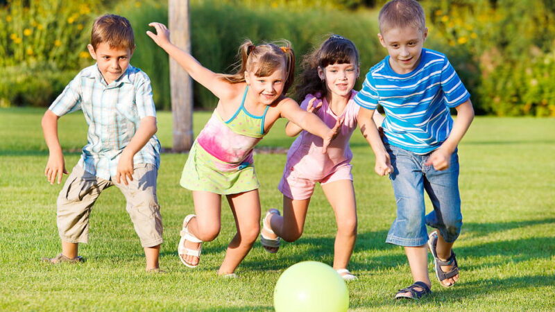 کودکان در حال بازی با توپ