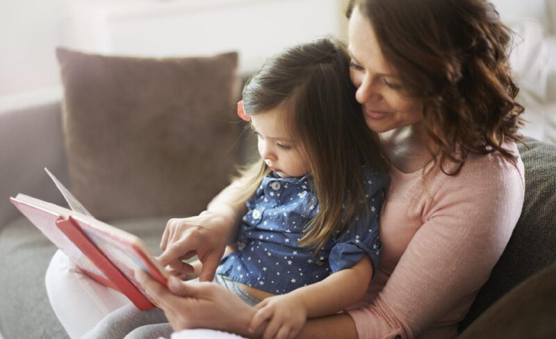 مادر در حال خواندن کتاب قصه برای کودک