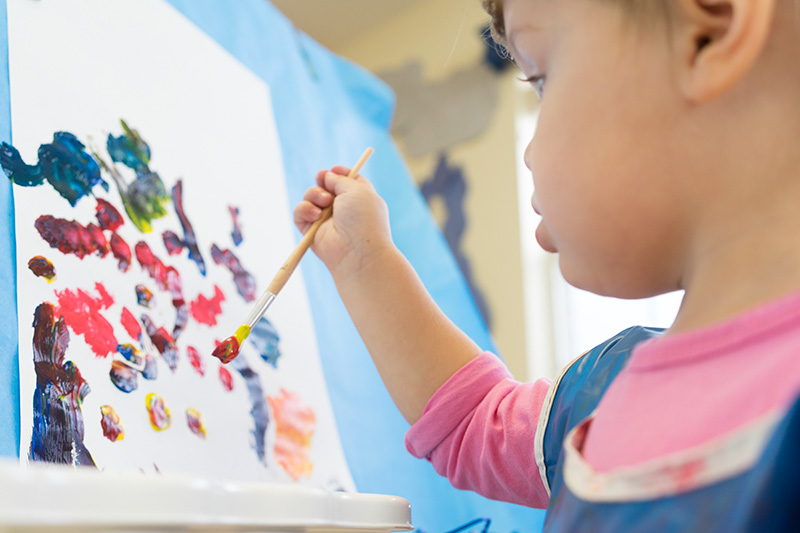 کودک در حال نقاشی اشکال مختلف