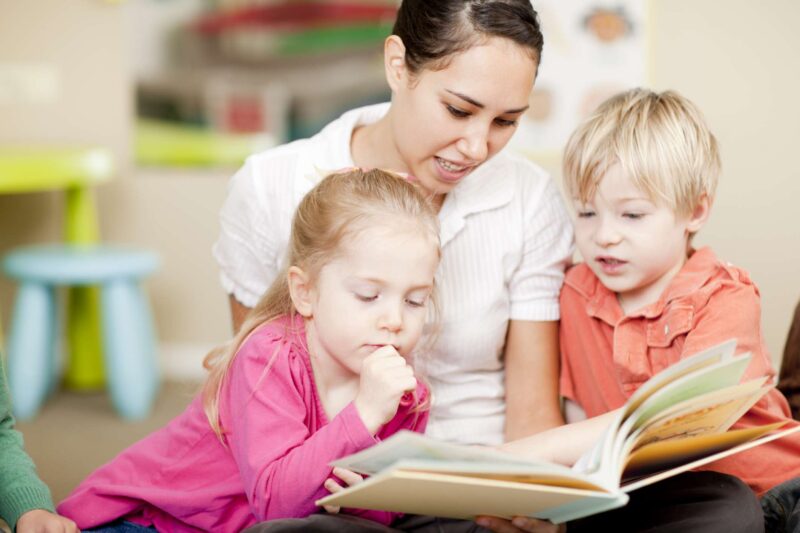 مادر برای کودکان کتاب داستان می خواند