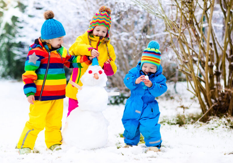کودکان در حال بزای در برف زمستانی