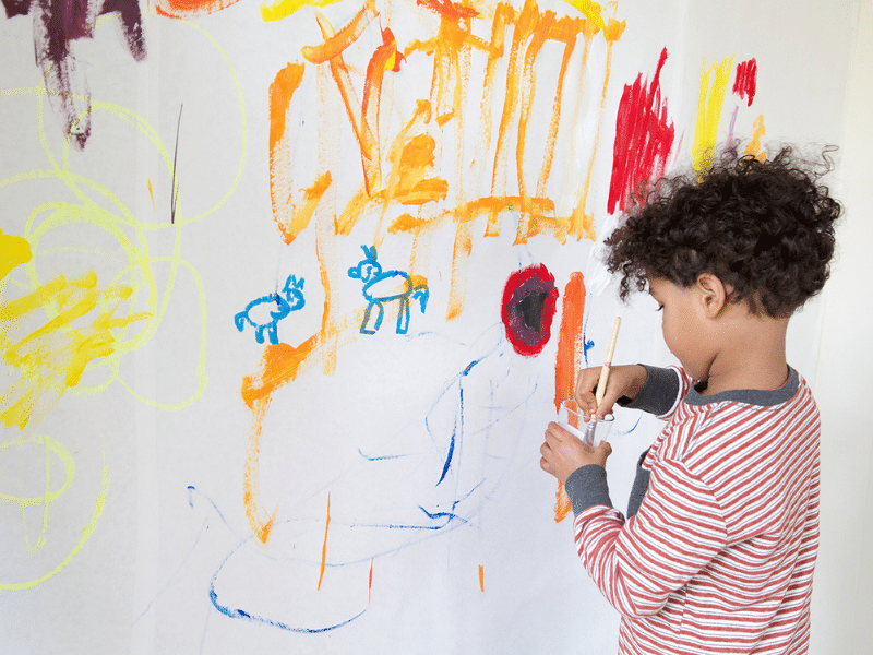کودک در حال نقاشی های رنگی