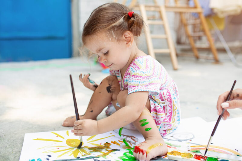 نوزاد در حال نقاشی