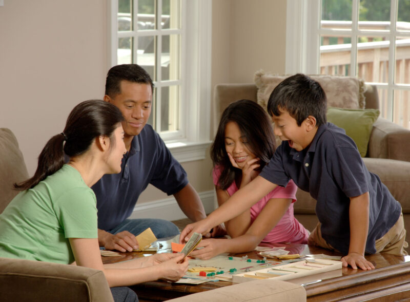 بازی های گروهی خانوادگی و اهمیت آن در رشد کودکان