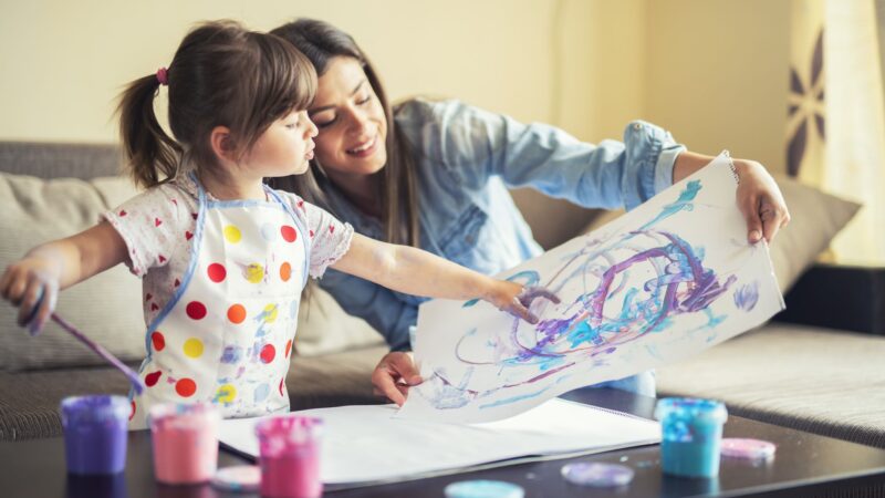 کودک درباره نقاشی خود با مادر صحبت می کند
