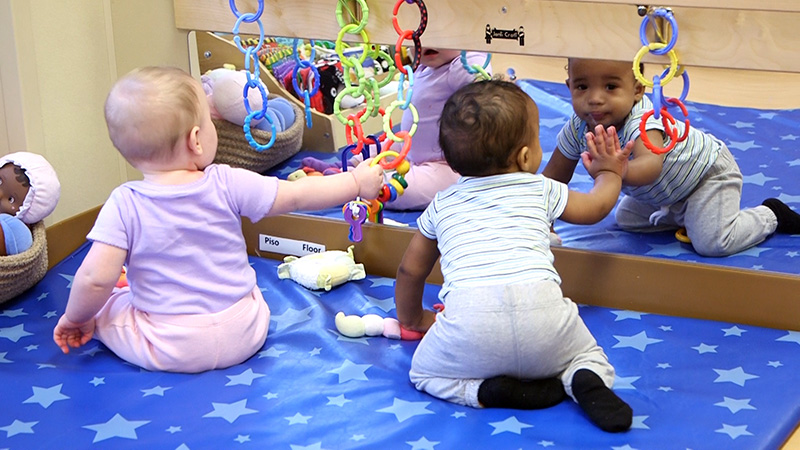 نوزادان در حال بازی مقابل آینه