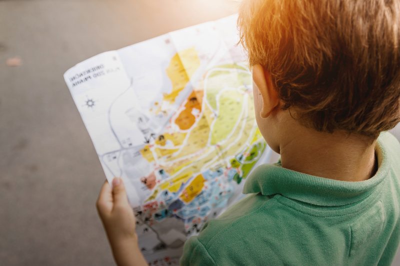 کودک در حال نگاه به نقشه