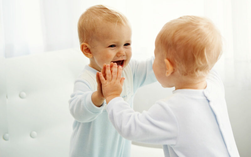 رشد هیجانی اجتماعی نوزادان توسط آینه بازی