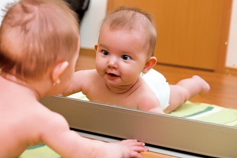 نوزاد مقابل آینه بازی می کند