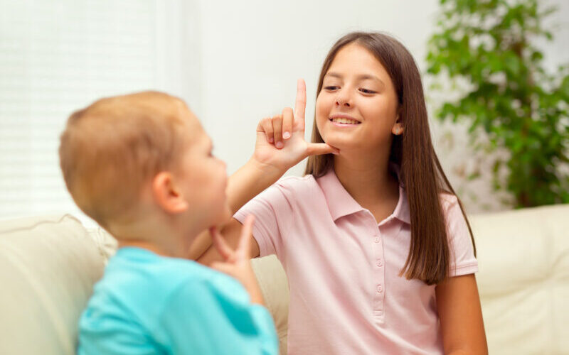 تقویت زبان اشاره و علائم قبل از شکل گیری زبان