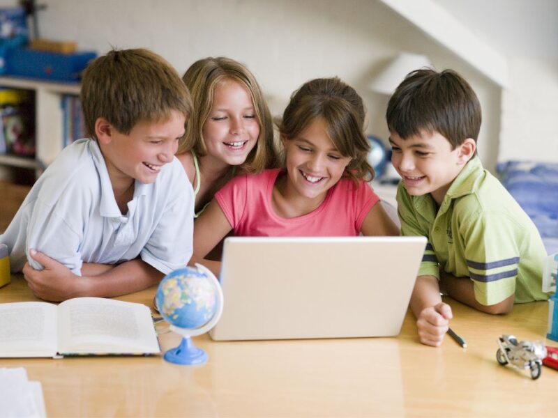 دانش آموزان در حال استفاده از اینترنت