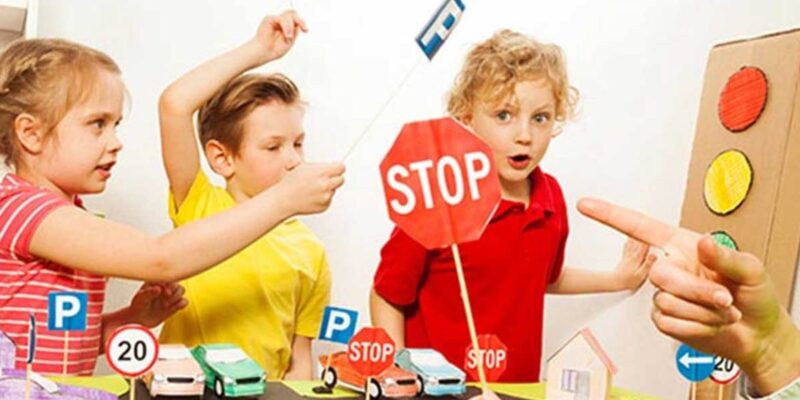 آموزش تابلوهای راهنمایی رانندگی به کودکان