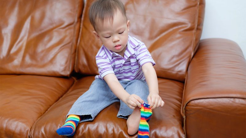 کودک در حال پوشیدن جوراب