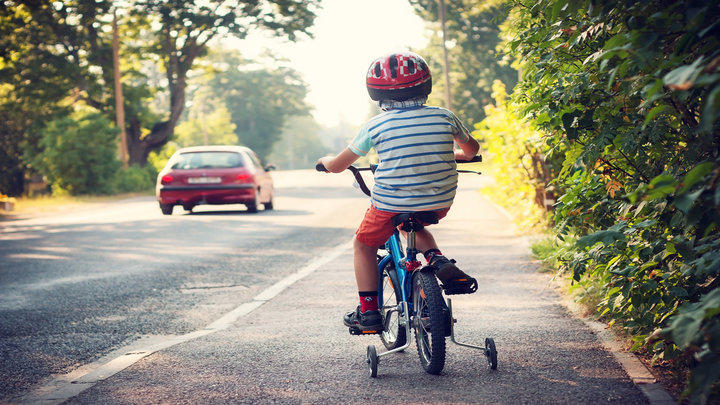 کودک در حال دوچرخه سواری