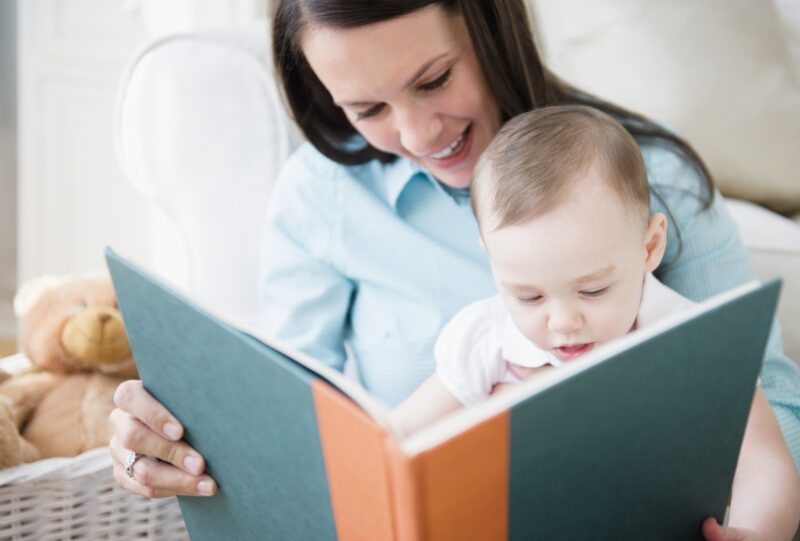 مادر برای نوزاد کتاب می خواند