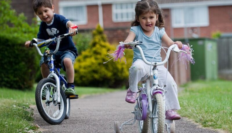 بچه ها دوچرخه سواری می کنند