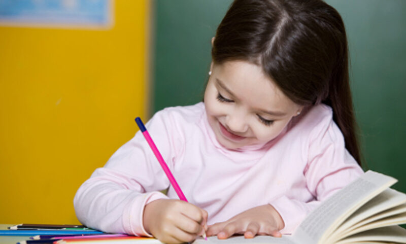 کودک در حال نوشتن دفترجه خاطرات