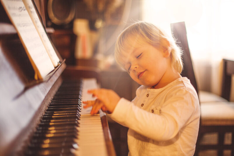 کودک در حال نواختن پیانو