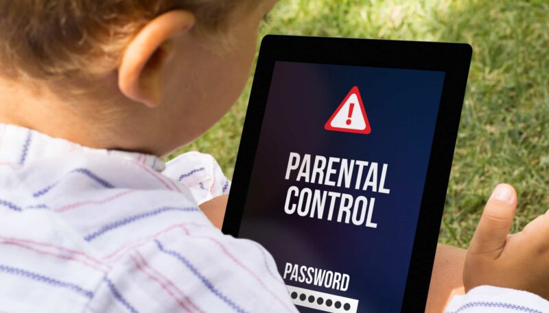 کنترل فعالیت کودکان در فضای مجازی توسط والدین