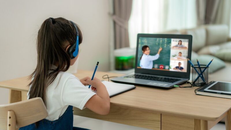 کودک در حال آموزش آنلاین
