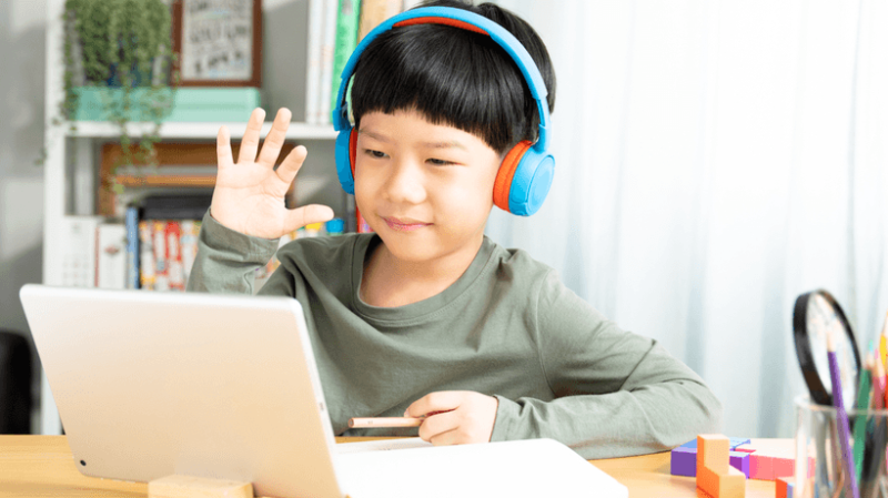 کودک در حال چت تصویری در اینترنت